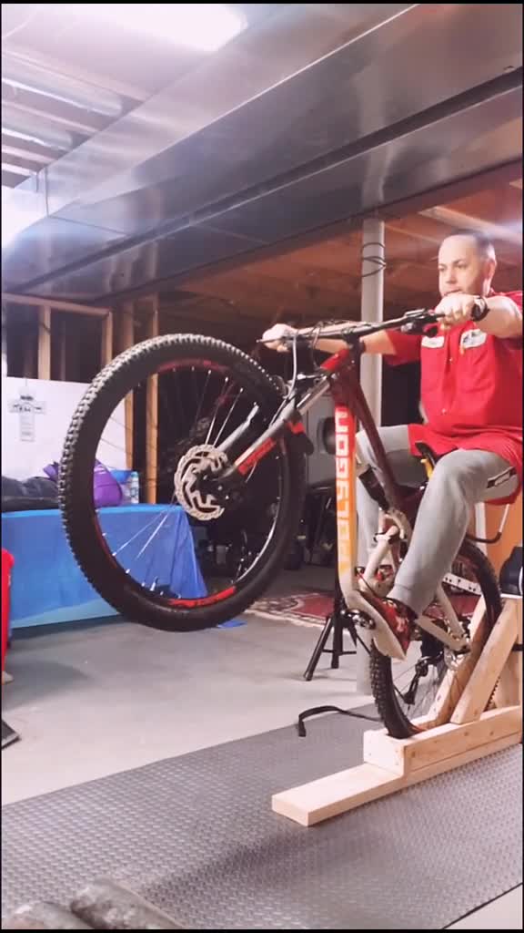 polygon bike是一家國際知名的專業(yè)自行車公司 主要生產(chǎn)制造鋼 鋁合金 碳纖維等材質(zhì)的自行車 其設(shè)計團(tuán)隊和研發(fā)團(tuán)隊中,有許多國際知名的一線冠軍騎手 產(chǎn)品特色比較注重用戶的體驗 在車界獨樹一格的polygon,擁有著自主生產(chǎn),專業(yè)組裝和終端銷售的一站